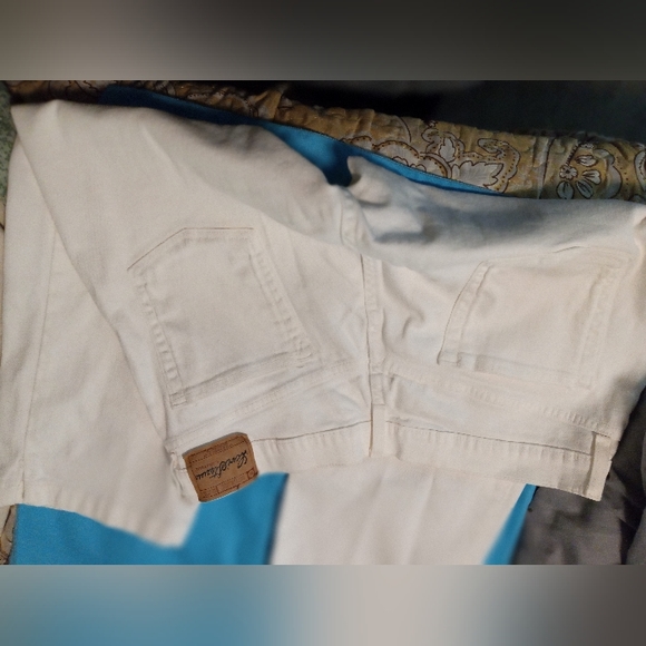 White Levi Strauss Ladies Signature Jeans - Picture 6 of 7